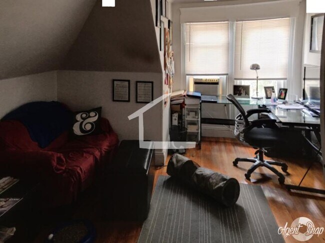 Building Photo - 208 Kelton St