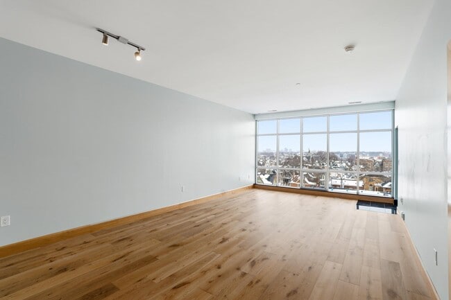 Building Photo - 1550 E Royall Pl