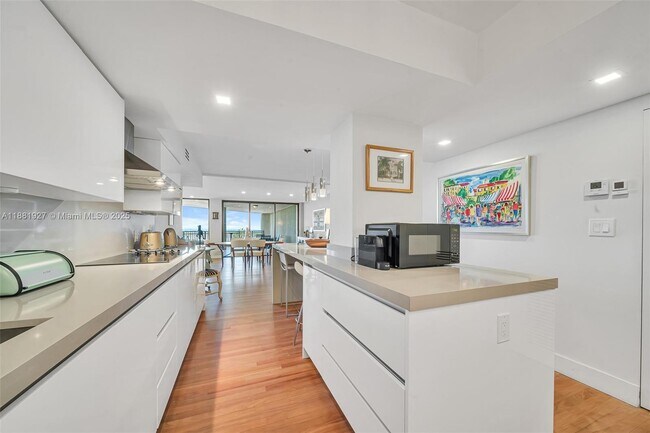 Building Photo - 2901 S Bayshore Dr
