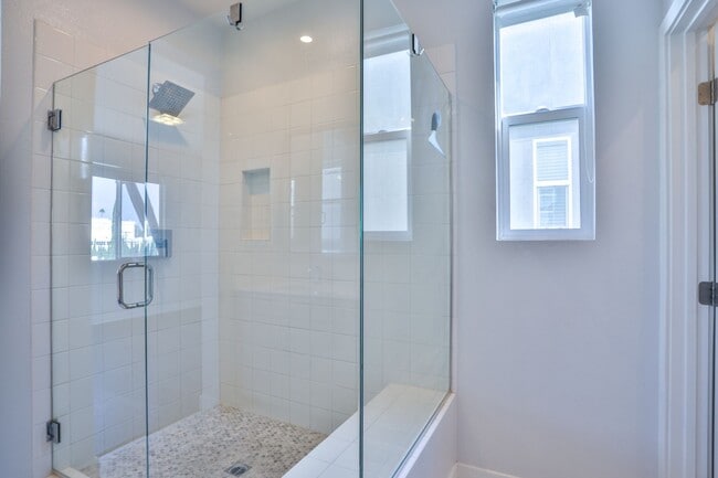 Building Photo - 3 bedroom 2.5 bath in Gated Community