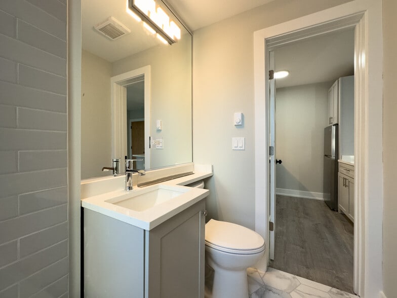 Building Photo - 545 W Belmont