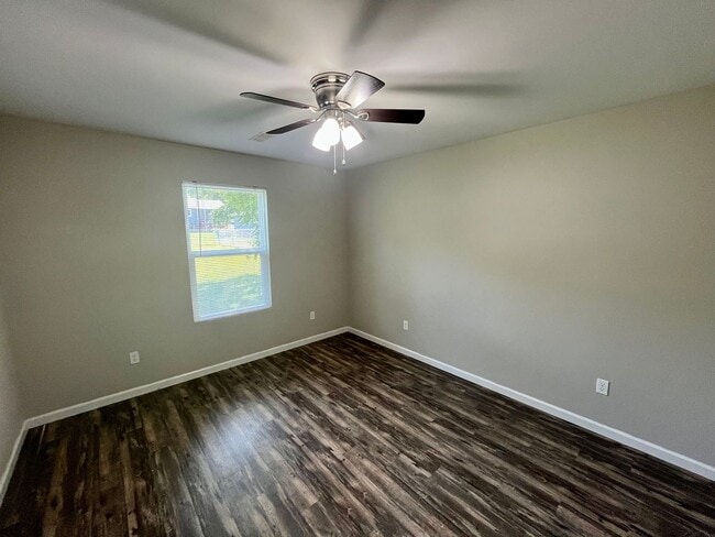 Building Photo - 3 Bed | 2 Bath | 1 Car Garage