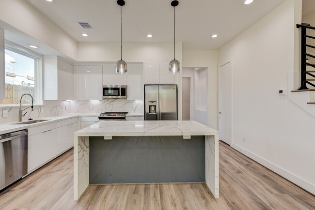 Building Photo - Stunning brand-new modern 3-beds, 3.5-bath...