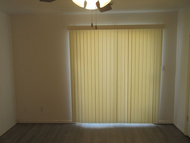 Building Photo - **Move-In Bonus!** 3 bed, 2 bath Twin Home