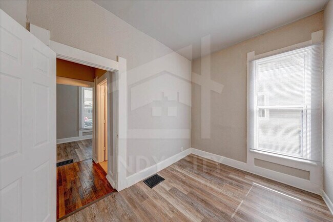Building Photo - 1106 S Reisner St