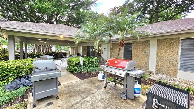 Building Photo - 3 br, 2 bath House - 575 Oaks Ln Apt 1010