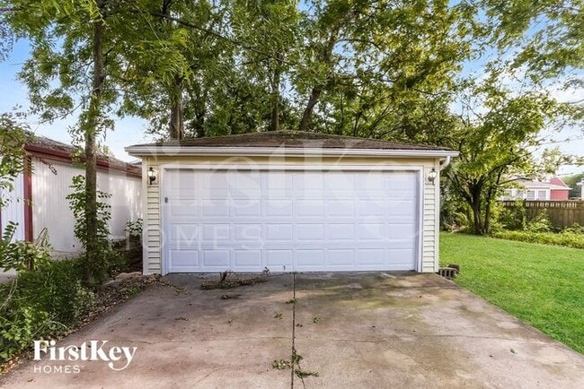 Building Photo - 6667 Glenview Dr