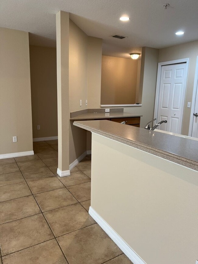 Building Photo - Gated 3/2.5 Townhouse with Garage in Altam...