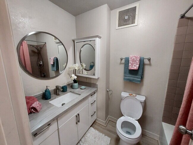 Building Photo - Renovated 2br/1ba/2pkg 3rd Fl Townhome