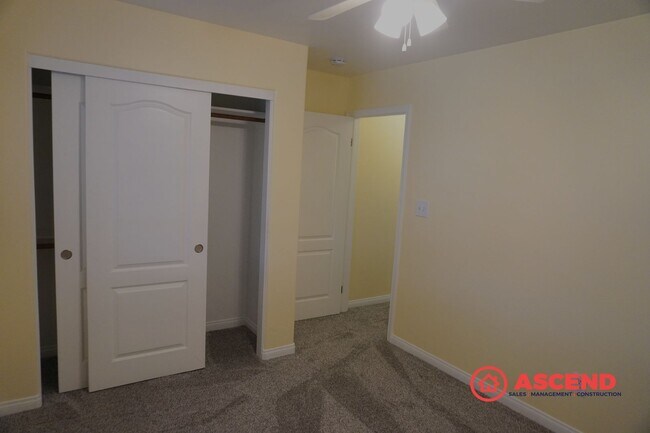 Building Photo - North Bakersfield 3 Bed + Den | Spacious Yard