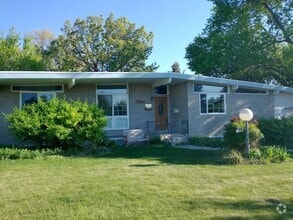 Building Photo - Awesome 3 Bedroom Holladay ground floor un...