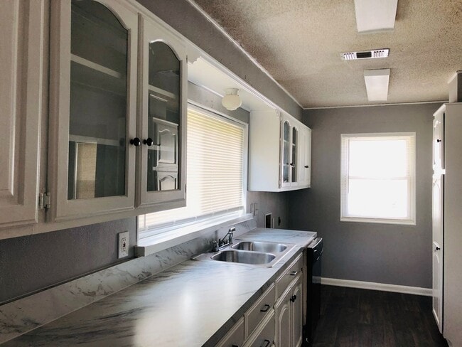 Building Photo - 1301 Greenbrier Dr