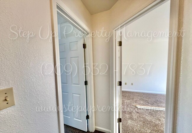 Building Photo - Splendid 2 Bedroom 1.5 Bath Townhouse Near...