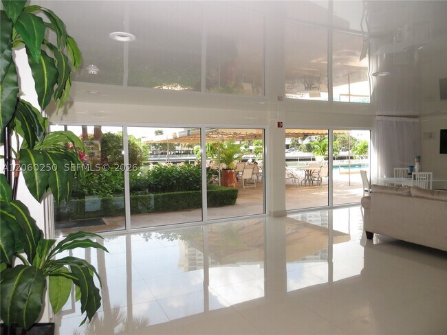 Building Photo - 220 Kings Point Dr