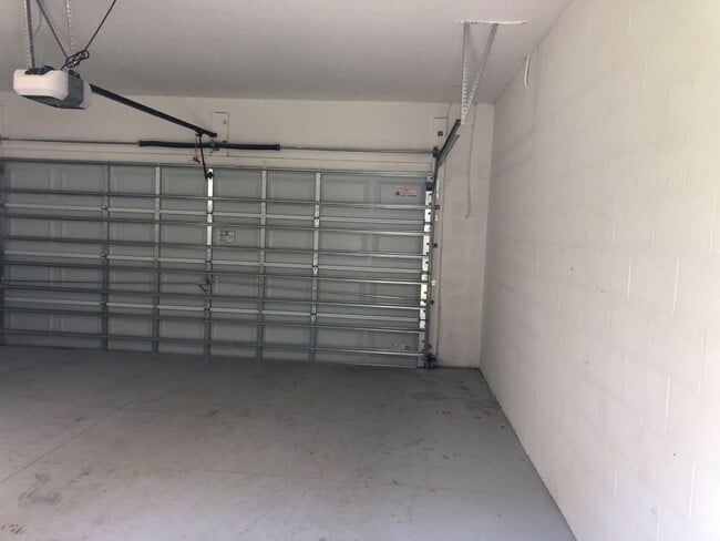 Building Photo - 3 Bedroom / 2.5 Bathroom Two Story Indepen...