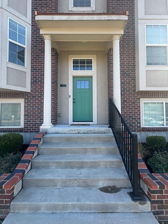 Building Photo - COMING SOON! Luxury 3BR 3.5BA Home w/ Deck + Garage in Kansas City