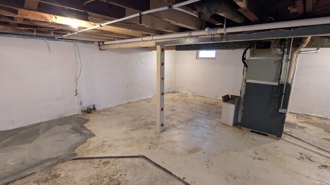 Building Photo - 2 bedroom available in Evansdale
