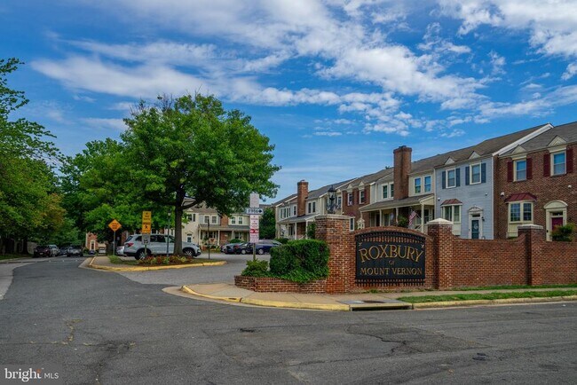 Building Photo - 3700 Roxbury Ln