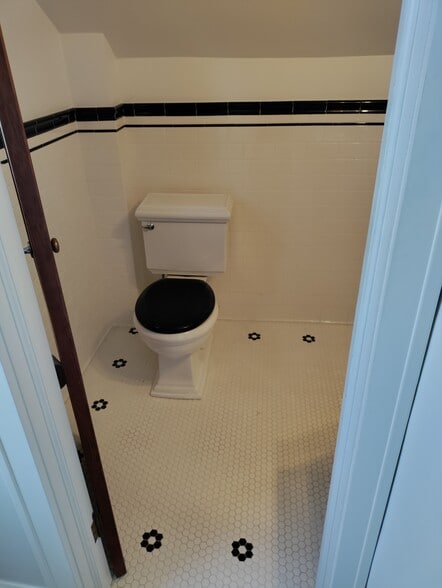 full bath - 403 W 1st St