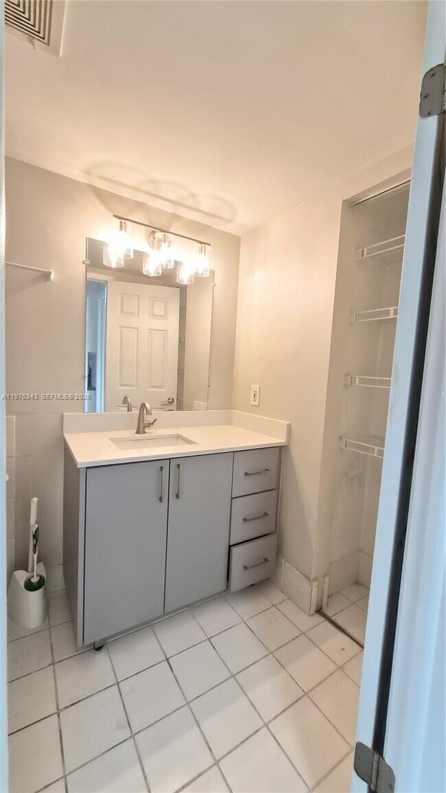 Building Photo - 7220 Fairway Dr