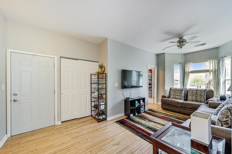 Building Photo - 3618 W Dickens Ave