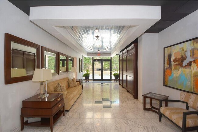Building Photo - 1021 Hillsboro Mile