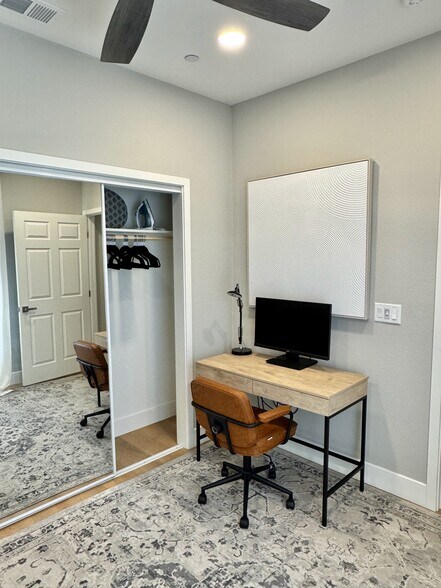 Building Photo - 711 N Hobson Ave