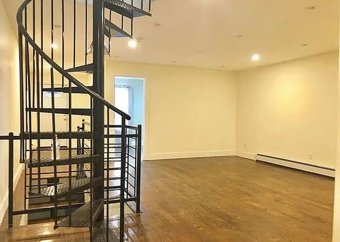 Building Photo - 165 Covert St