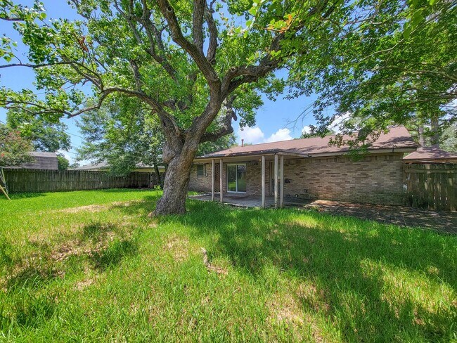 Building Photo - 1703 Raintree Dr