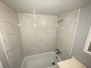 Building Photo - * MOVE IN SPECIAL * 1/2 OFF 2ND MONTH'S RENT!! Spacious 1,226 SF Unit - 2 bd / 2 ba near UF - Bra...