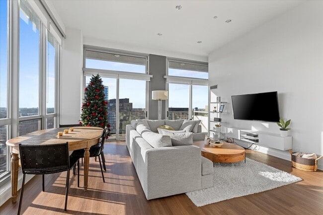 Building Photo - 910 W Huron St