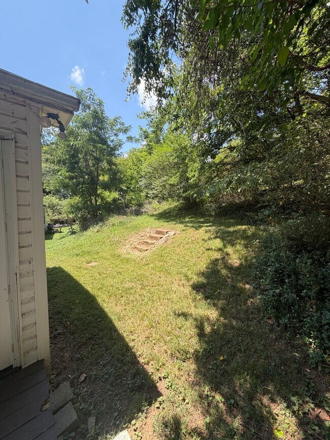 Building Photo - 2 Bed 1 Bath Home
