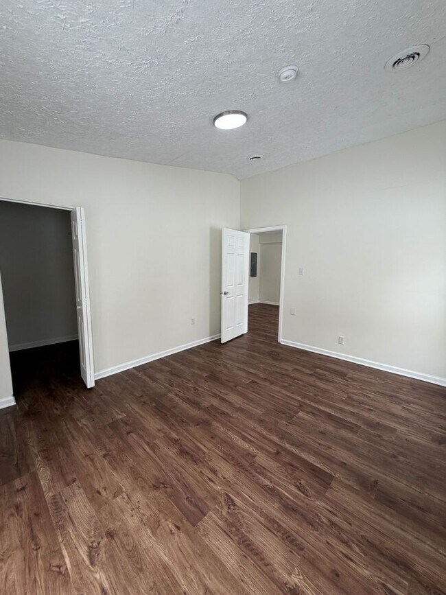 Building Photo - Freshly Renovated Home in Convenient Location!