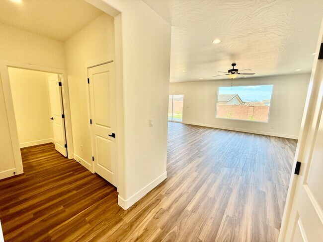 Building Photo - BRAND NEW Four Bedroom Townhome in Desert ...
