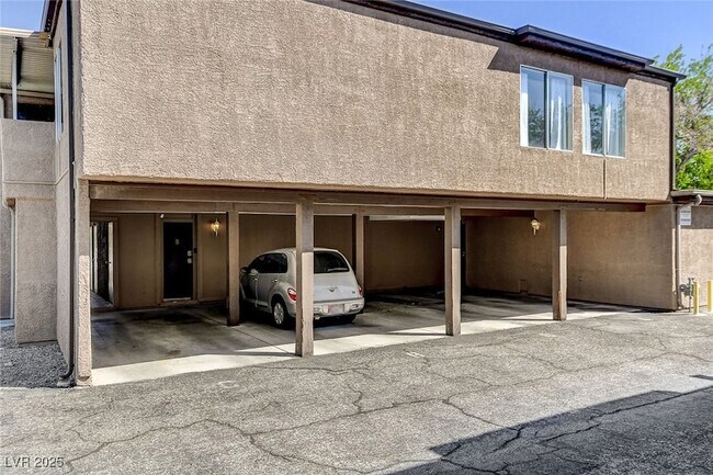 Building Photo - 1544 Hialeah Dr