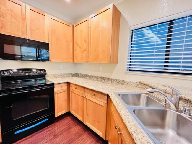 Building Photo - Beautiful, Lower-Level 2BD/2BA, Corner Con...