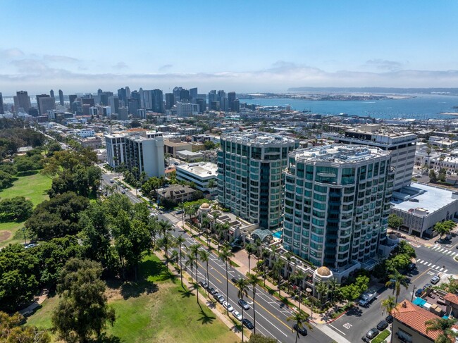 Building Photo - Gorgeous Park Laurel condominium