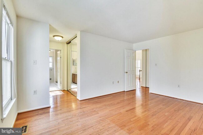 Building Photo - 3023 Oakton Meadows Ct