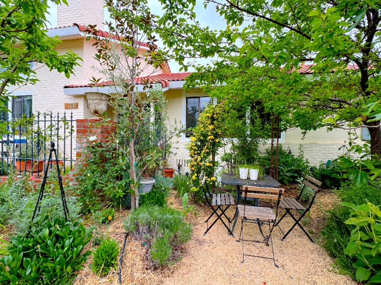 Building Photo - 1706 Adele St