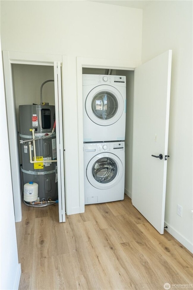 Building Photo - 2Bd/1.75Ba Seattle Townhome