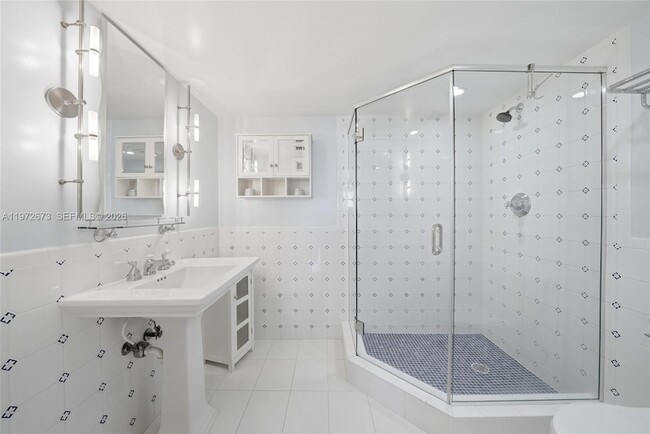 Building Photo - 540 Brickell Key Dr