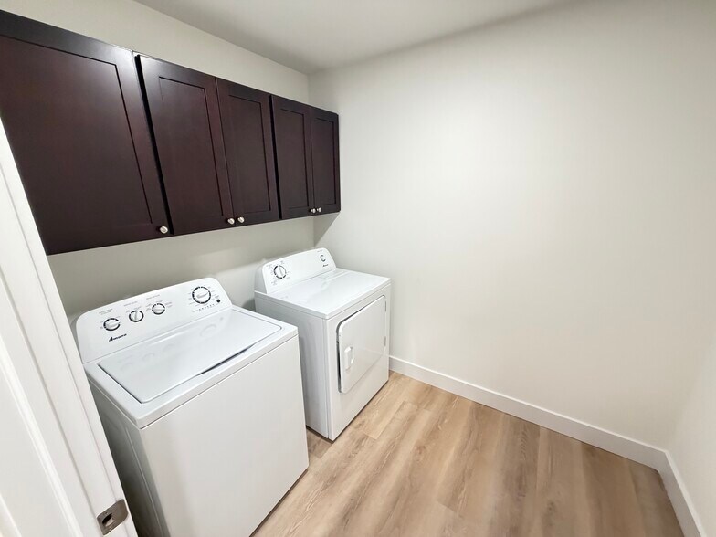 Building Photo - 2130 Carriage Hill Cir