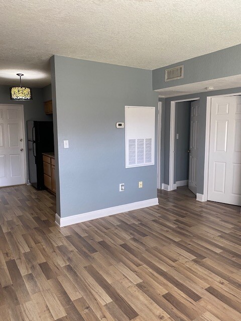 Living Room 4 - 225 E New Hampshire St