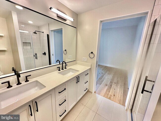 Building Photo - 1211 Van St SE