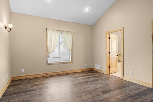 Building Photo - 2612 Eastview Dr