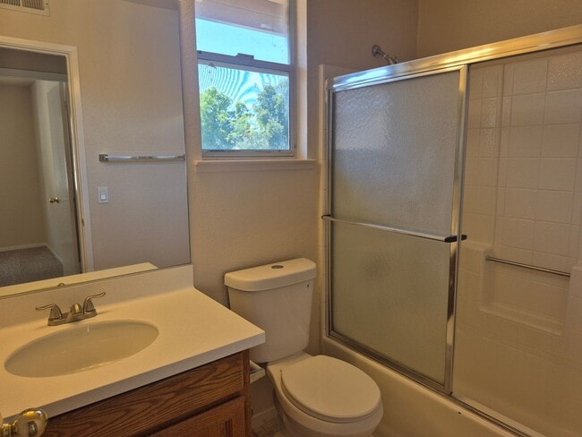 Building Photo - Adorable 3 bedroom 2.5 bath home