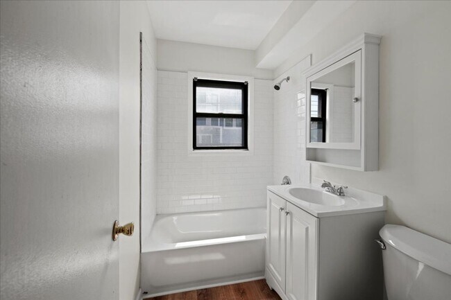 Building Photo - 306-306 E 19th St