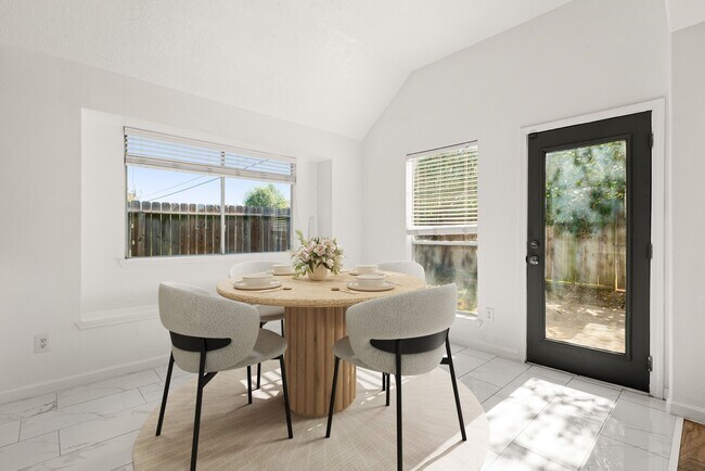 Building Photo - 3538 Lakeaires Ln