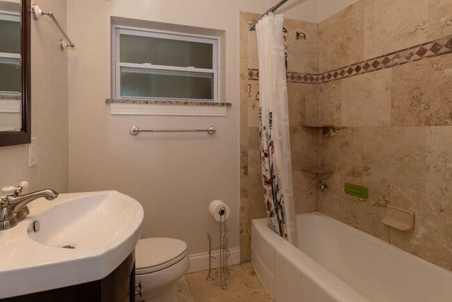Building Photo - 4 bed/3 bath in College Park