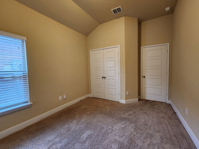 Building Photo - Walk to Historic Gruene / Fridge Included/ Gas Cooking / Fenced in Yard / CISD